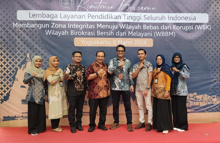 Sekelompok orang mengepalkan tangan