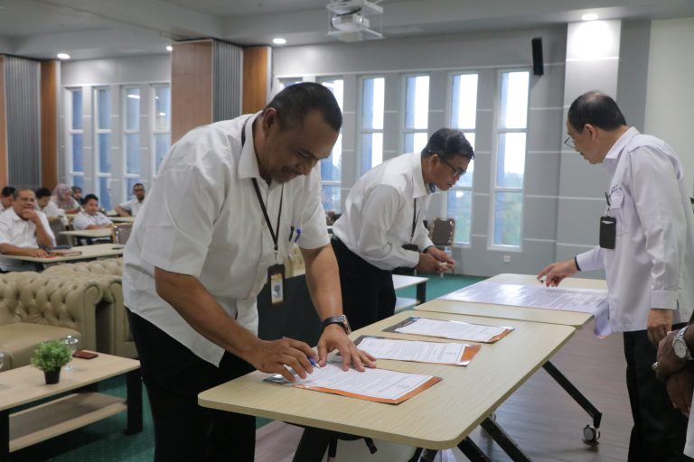 Orang sedang tanda tangan