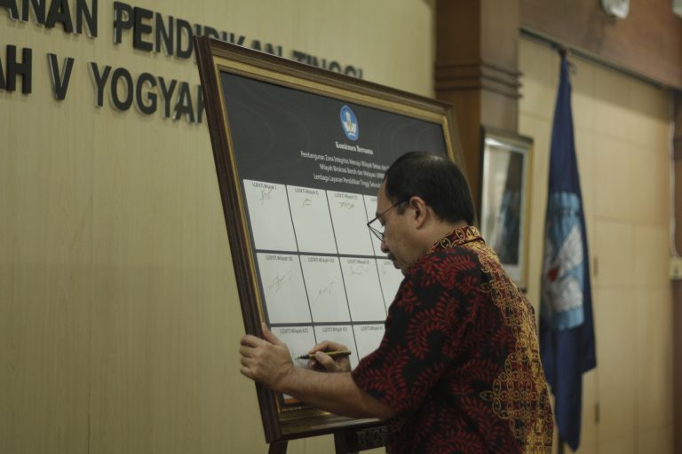 Orang sedang tanda tangan