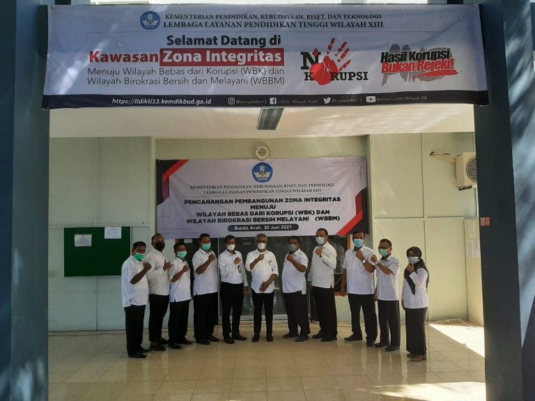 Foto bersama pimpinan LLDikti Wilayah XIII pada kegiatan pencanangan pembangunan zona integritas (30 Juni 2021)