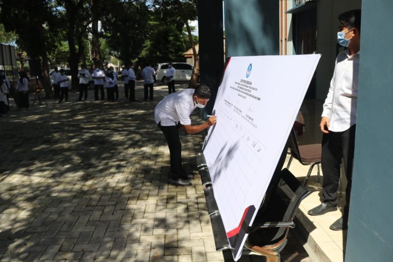 Penandatanganan komitmen bersama pegawai LLDikti Wilayah XIII untuk membangun zona integritas (30 Juni 2021)