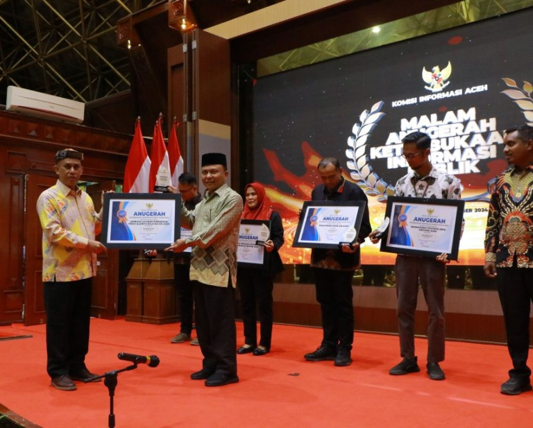 Penyerahan penghargaan predikat "Informatif" Kategori Instansi Vertikal pada Anugerah Keterbukaan Informasi Publik oleh Komisi Informasi Aceh (20 November 2024)
