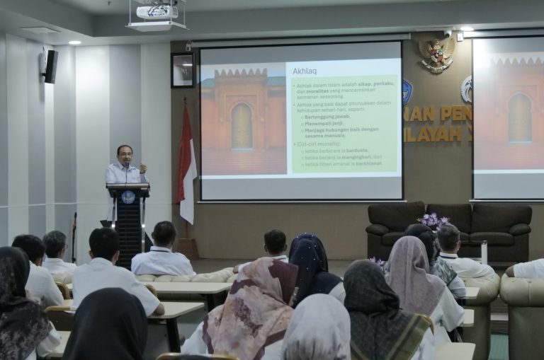 Pertemuan antara pimpinan dan seluruh staf LLDikti Wilayah XIII dengan tema "Tata Kelola Lembaga yang Baik", membahas disiplin dan kehadiran (08 April 2025)