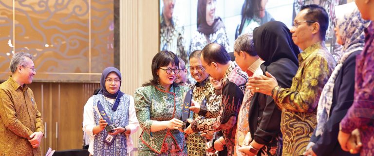 Penyerahan penghargaan "Informatif" oleh Wakil Menteri Pendidikan, Kebudayaan, Riset, dan Teknologi