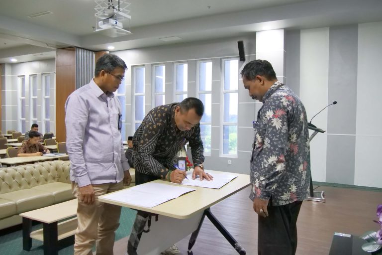 Penandatanganan Pakta Integritas Pegawai disaksikan oleh Kepala Bagian Umum (20 Februari 2026)